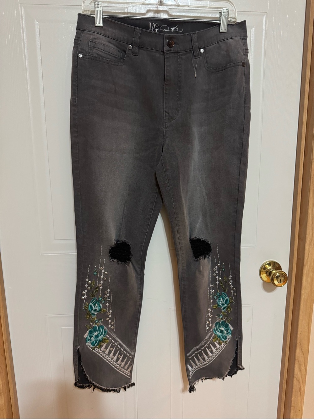 DG2 by Diane Gilman. Sz 10  Distressed Gray Jeans VGUC 😊😊